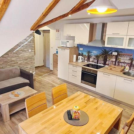 Attic Split Apartment Near City Centre Exterior photo