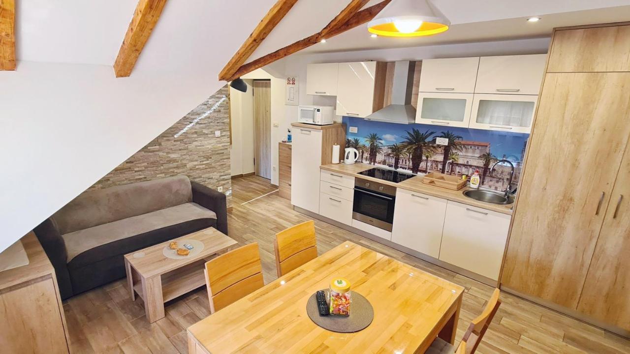 Attic Split Apartment Near City Centre Exterior photo