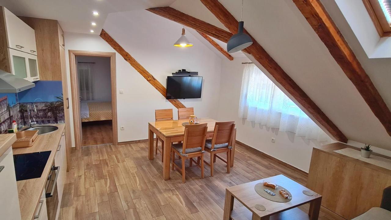 Attic Split Apartment Near City Centre Exterior photo