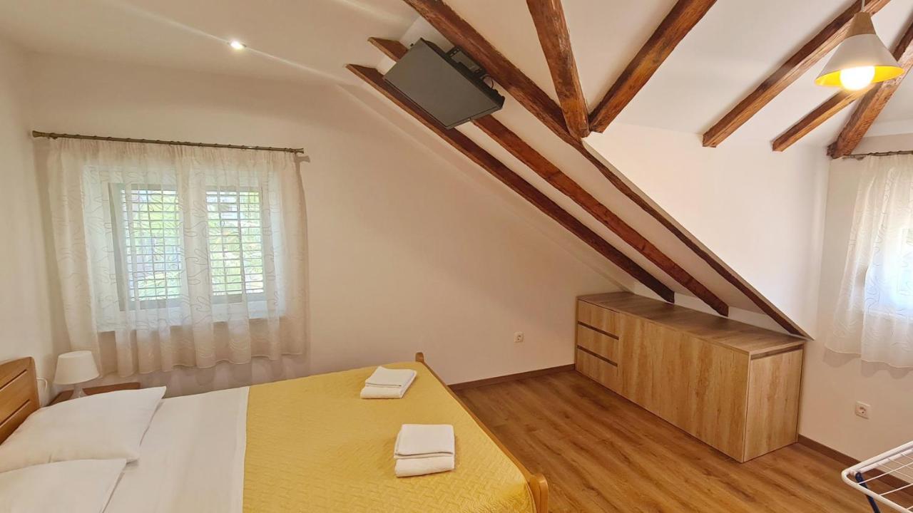 Attic Split Apartment Near City Centre Exterior photo